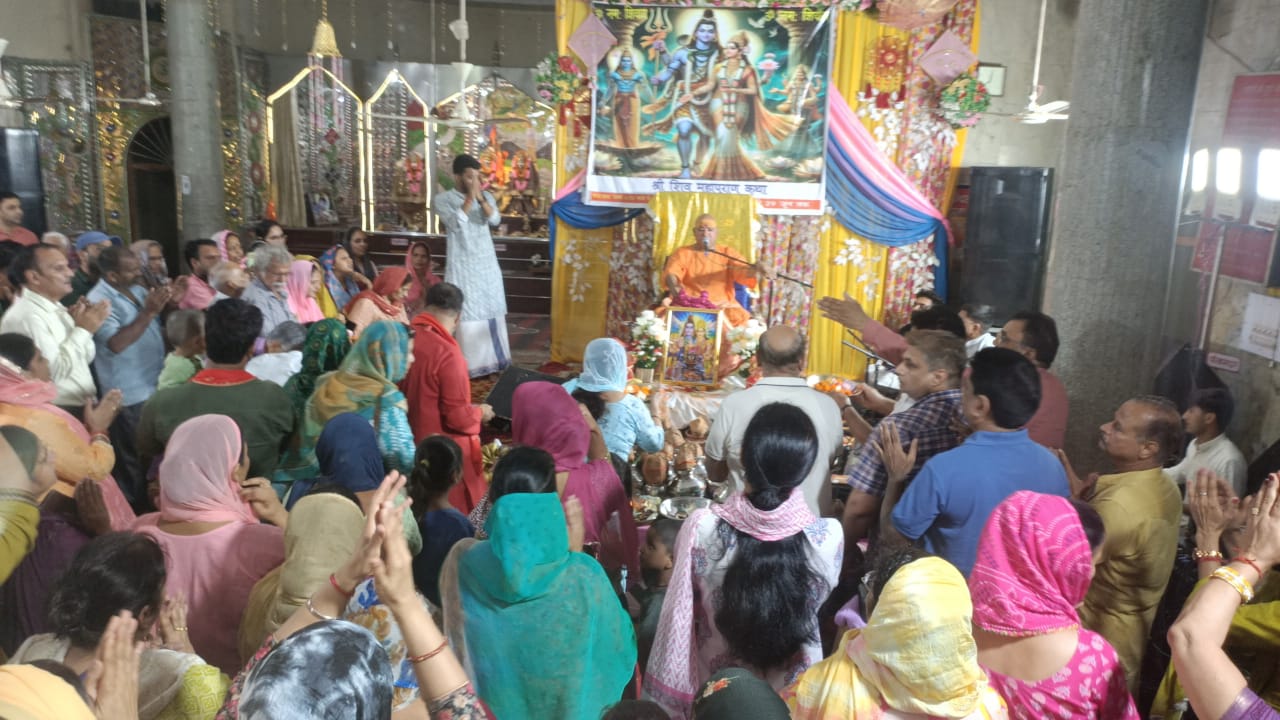A huge crowd of devotees gathered on the second day of Shri Maha Shiv Puran in Shri Radha Krishna Temple and Dharamshala, Har Har Mahadev was chanted